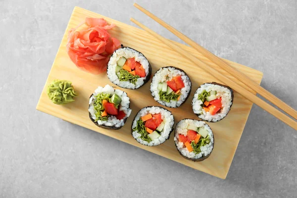 Deliciosos rollos de sushi en la mesa — Foto de Stock