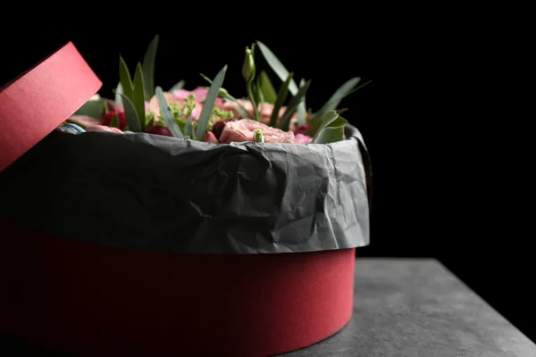 Pudełko z świeżych kwiatów i macaroons — Zdjęcie stockowe