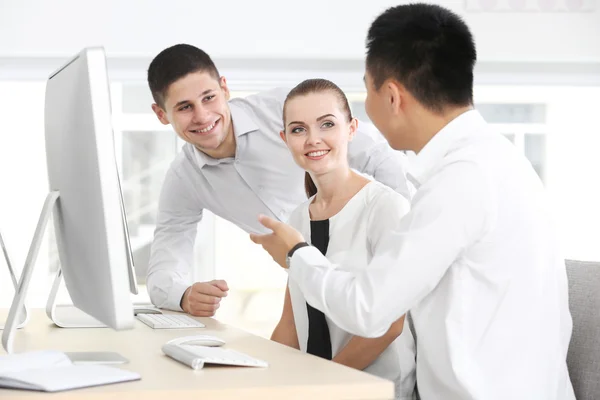 Mitarbeiter im Büro — Stockfoto