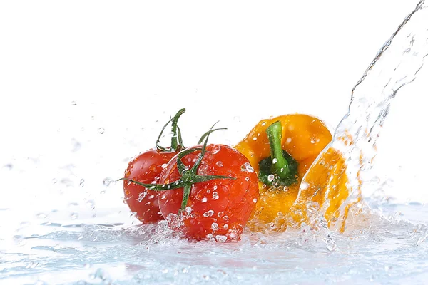 Frische Paprika und Tomaten im Spritzwasser — Stockfoto