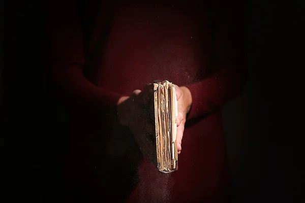 Mulher segurando livro velho — Fotografia de Stock