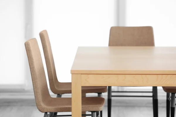 Intérieur moderne avec table et chaises — Photo