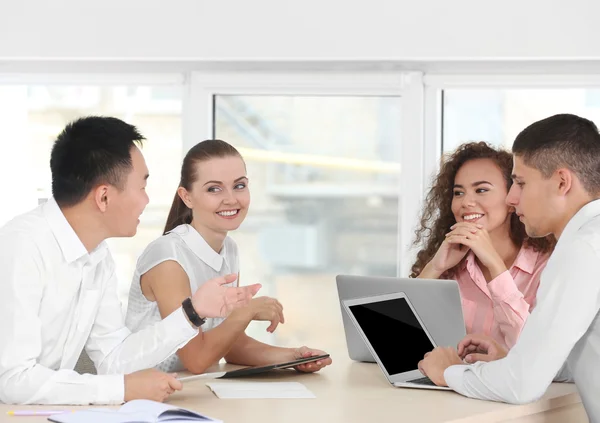 Personnes travaillant au bureau — Photo