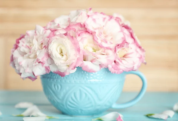 Schöne Blumen in der Vase — Stockfoto