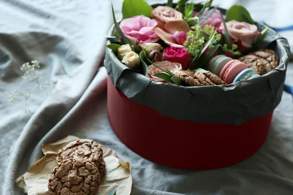 Scatola con fiori freschi e amaretti — Foto Stock