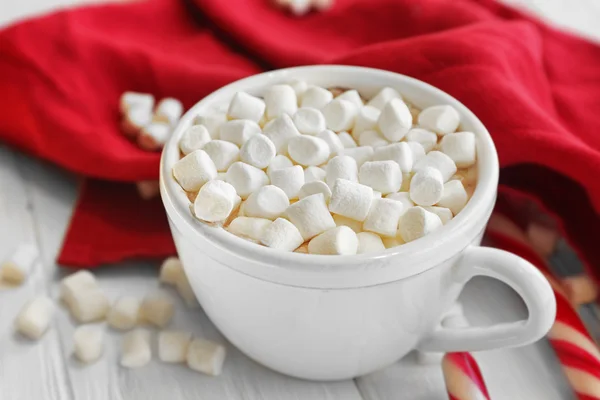 Tasse heiße Schokolade mit Marshmallows — Stockfoto