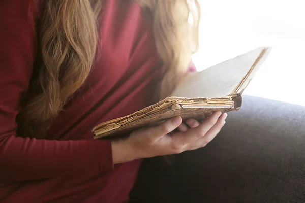 Жінка читає стару книгу — стокове фото