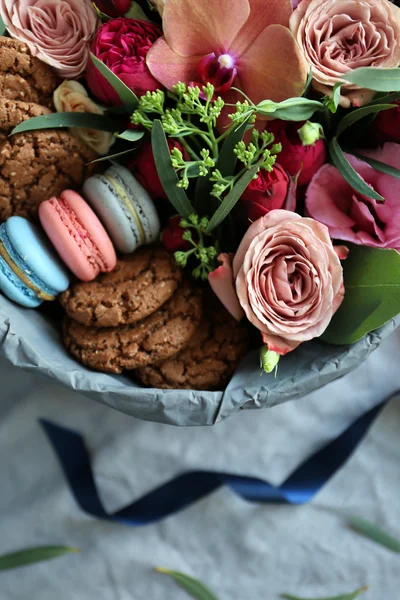 Schachtel mit frischen Blumen und Makronen — Stockfoto