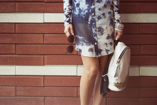 Genç kadın moda detayları ile