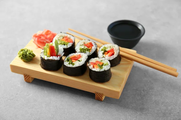 Deliciosos rollos de sushi en la mesa — Foto de Stock