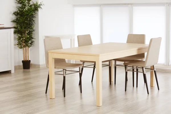 Interior moderno com mesa e cadeiras — Fotografia de Stock