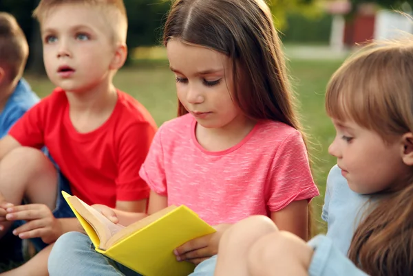 Grupp Glada Barn Läsa Böcker Park — Stockfoto