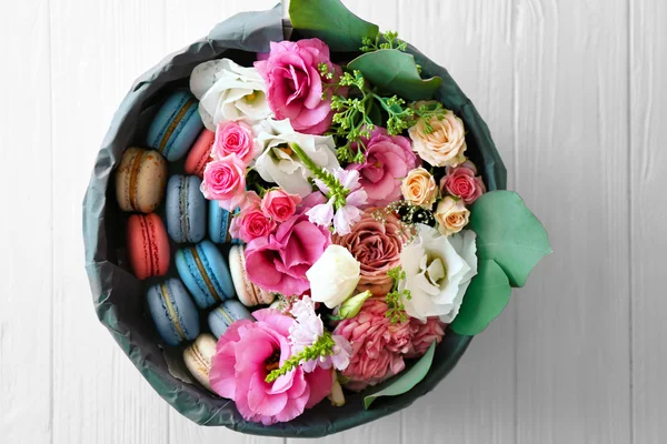 Caja con flores frescas y macarrones — Foto de Stock