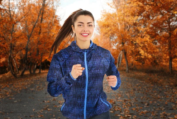 Femme sportive jogging dans le parc d'automne — Photo