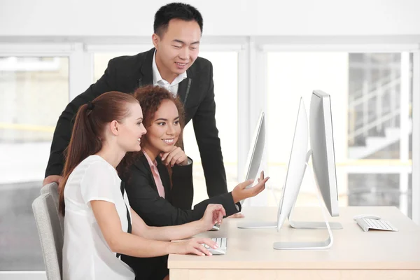 Orang yang bekerja di kantor — Stok Foto