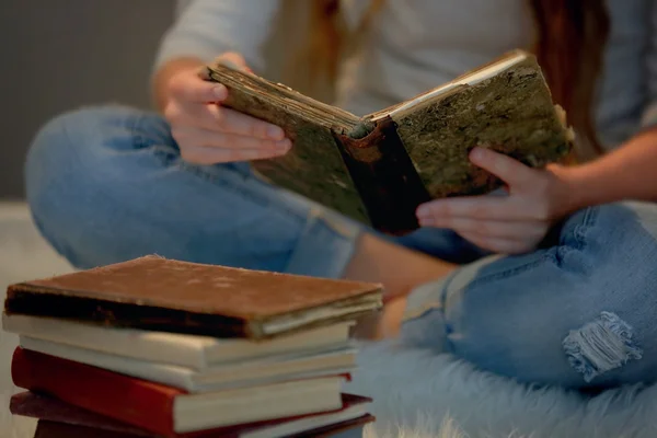 Frau liest altes Buch — Stockfoto