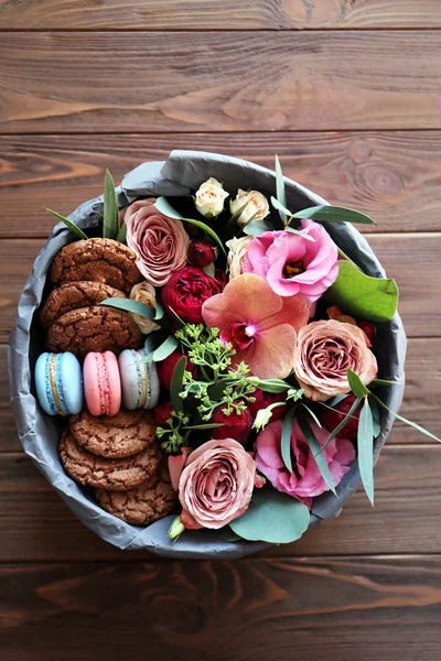 Caja con flores frescas y macarrones — Foto de Stock