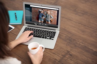 Video görüşmesi ve sohbet kavramı. Modern iletişim teknolojisi. Kadın video konferans laptop.