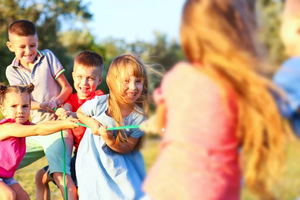 Kinder spielen im Park — Stockfoto