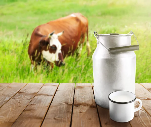 Rétro boîte et tasse de lait — Photo