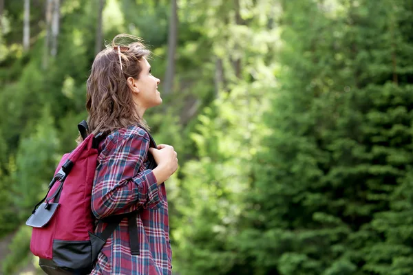 Mujer Joven Disfrutando Belleza Del Bosque Montaña — Foto de Stock