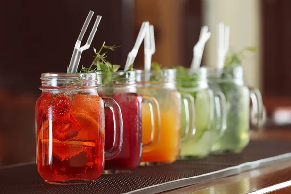Diversi cocktail in barattoli di vetro — Foto Stock