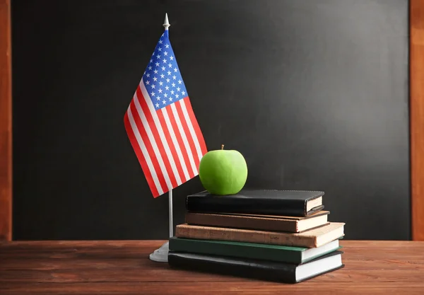 Bandiera americana con libri e mela — Foto Stock