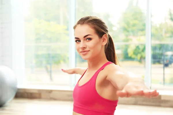 Fille pratiquant yoga avancé — Photo