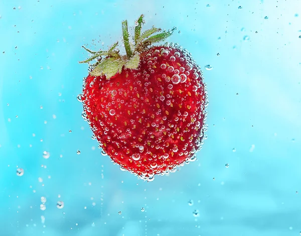 Frische Erdbeere im Wasser — Stockfoto