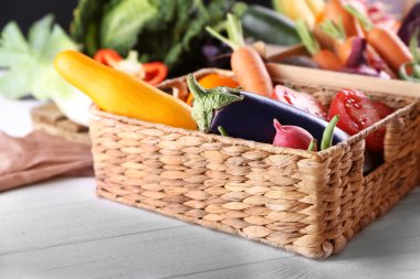 hasır sepet içinde taze sebze