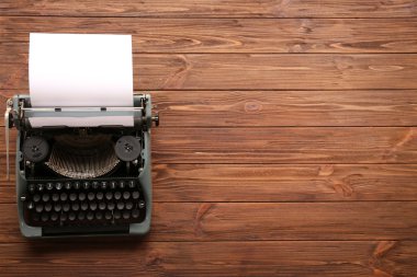 Vintage pypewriter tbale üzerinde