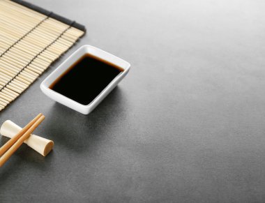 Yemek çubukları ve soya sosu.