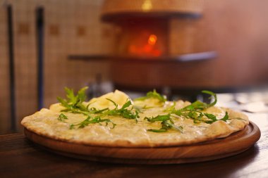 Masanın üzerine lezzetli pizza 