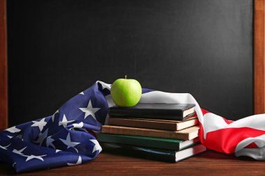Kitaplar ve elma ile Amerikan bayrağı 