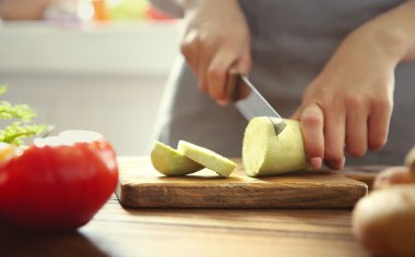 Sebze doğrayan kadın 