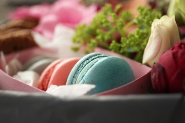 Çiçekler ve çerezler ile hediye kutusu 