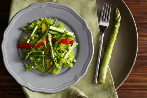 Leckerer Salat mit Spargel — Stockfoto