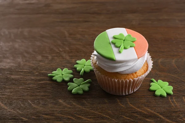 Sabroso cupcake con trébol — Foto de Stock