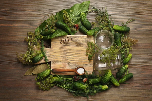 Voorbereiding van komkommers voor het behoud van de zelfgemaakte — Stockfoto