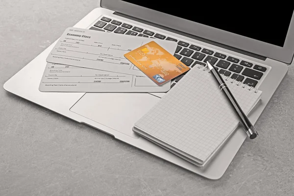 Credit card and tickets on laptop — Stock Photo, Image