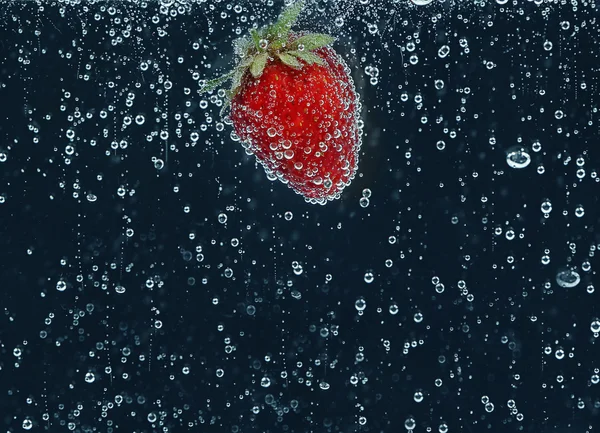 Frische Erdbeeren unter Wasser — Stockfoto