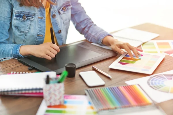 Vrouw die tablet gebruikt — Stockfoto