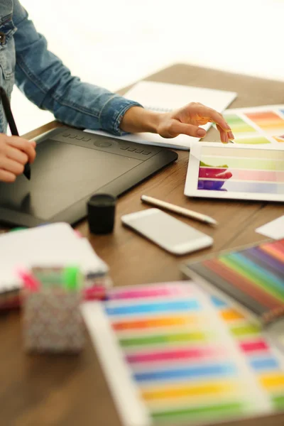 Mujer usando tableta —  Fotos de Stock