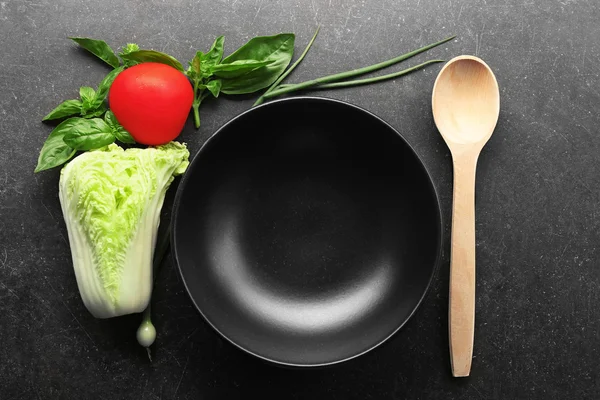 Пустая тарелка с овощами — стоковое фото