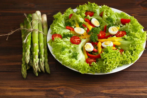 Вкусный салат со спаржей — стоковое фото
