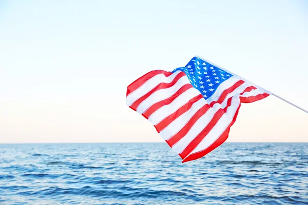 海滩上的美国国旗 — 图库照片