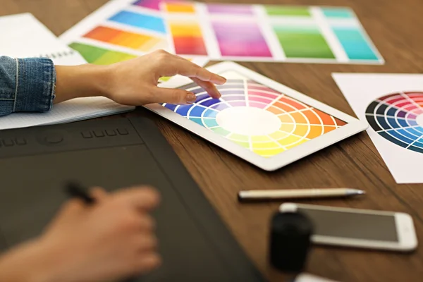 Mujer usando tableta — Foto de Stock