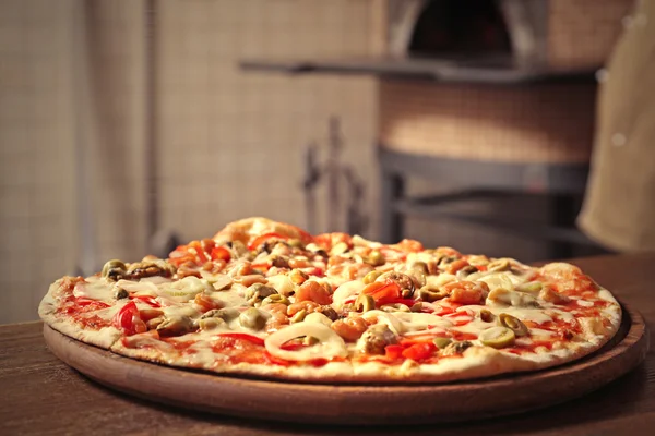 Chutné pizzy na stůl — Stock fotografie