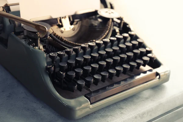 Gammal skrivmaskin på bordet — Stockfoto