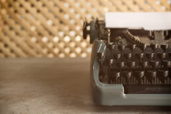 Alte Schreibmaschine auf dem Tisch — Stockfoto